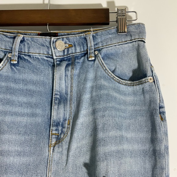 BDG Urban Outfitters Mom High Rise Highly Distressed Lite Blue Denim Size 26 - Picture 3 of 16
